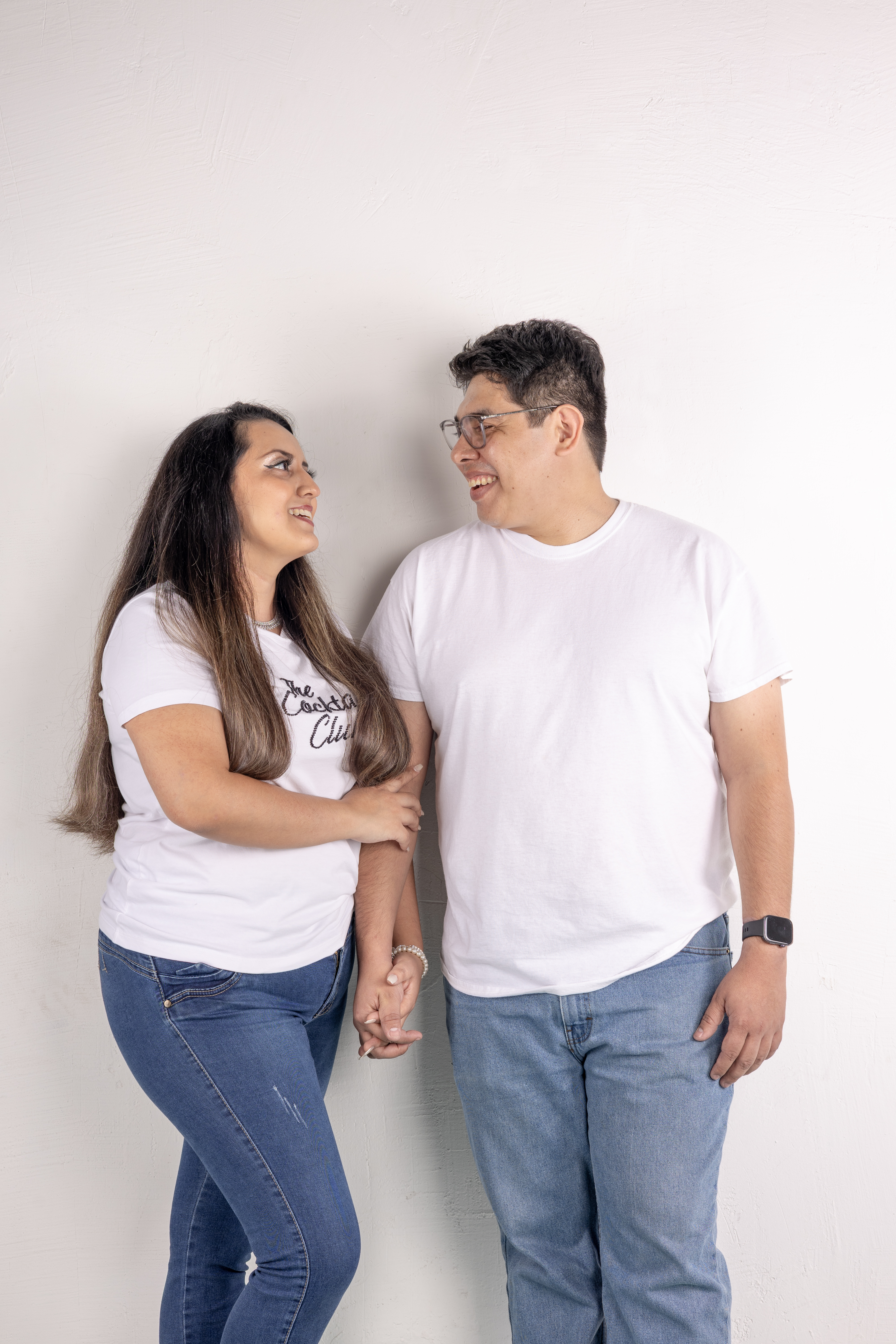 Jasson y Laura mirándose y tomados de la mano